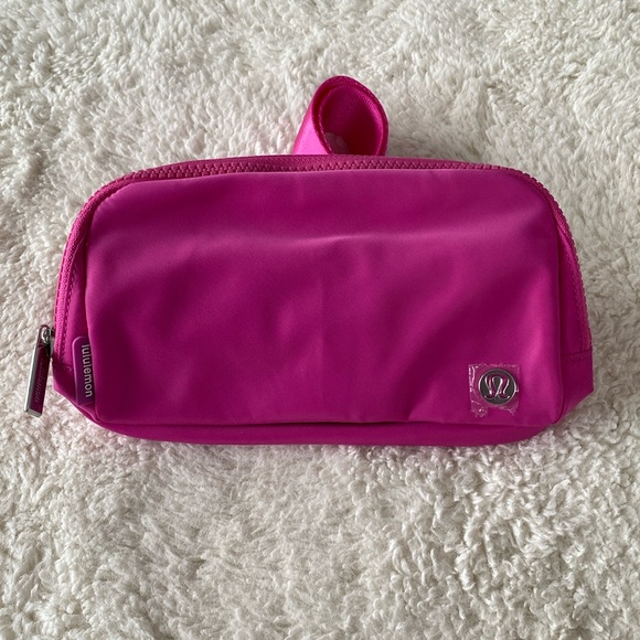 ❤️ Lululemon Everywhere Belt Bag Wordmark Sonic Pink/White NWT - Picture 1 of 10